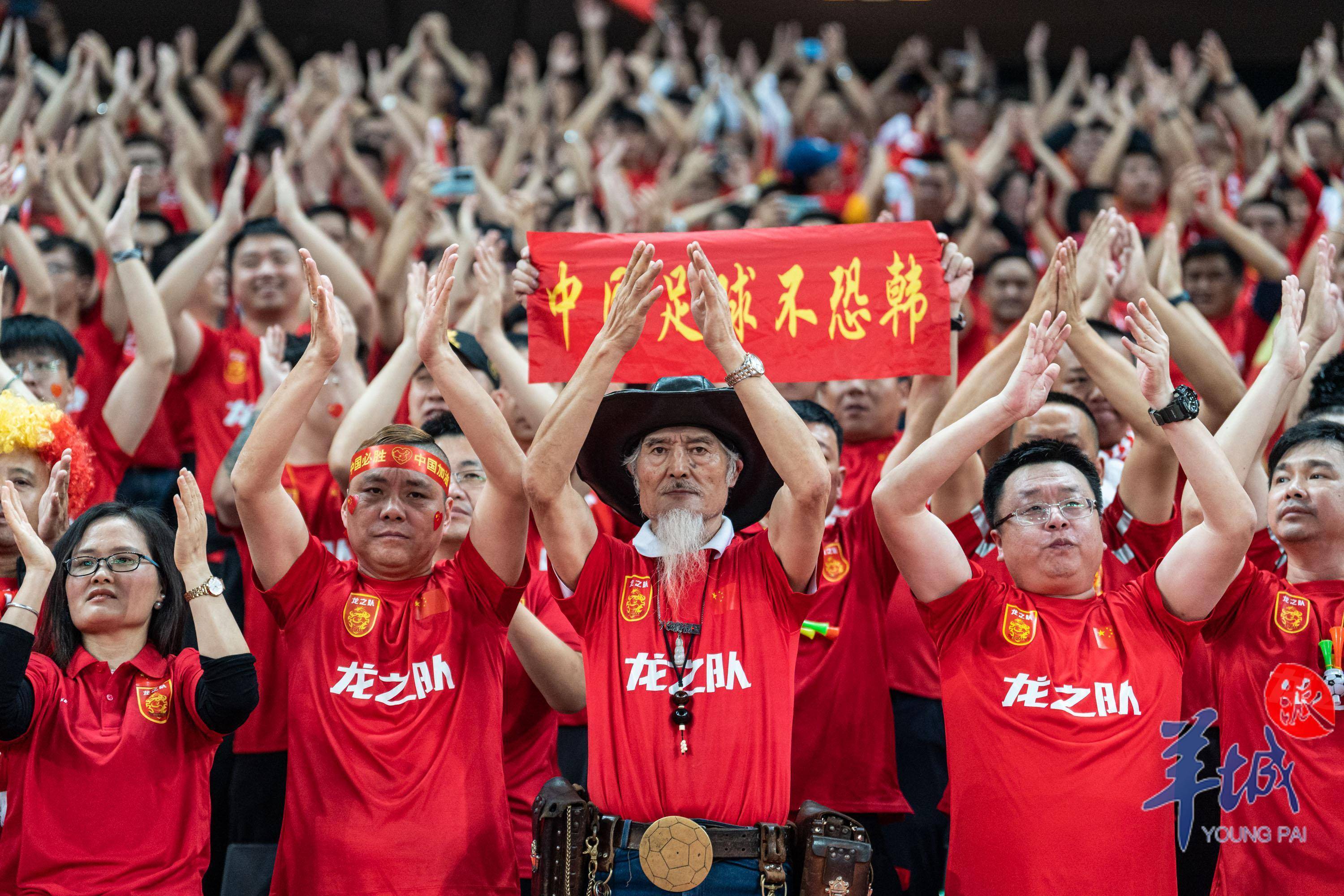 博彩平台排名-中超比赛真好看, 有进球有打人, 场面好混乱